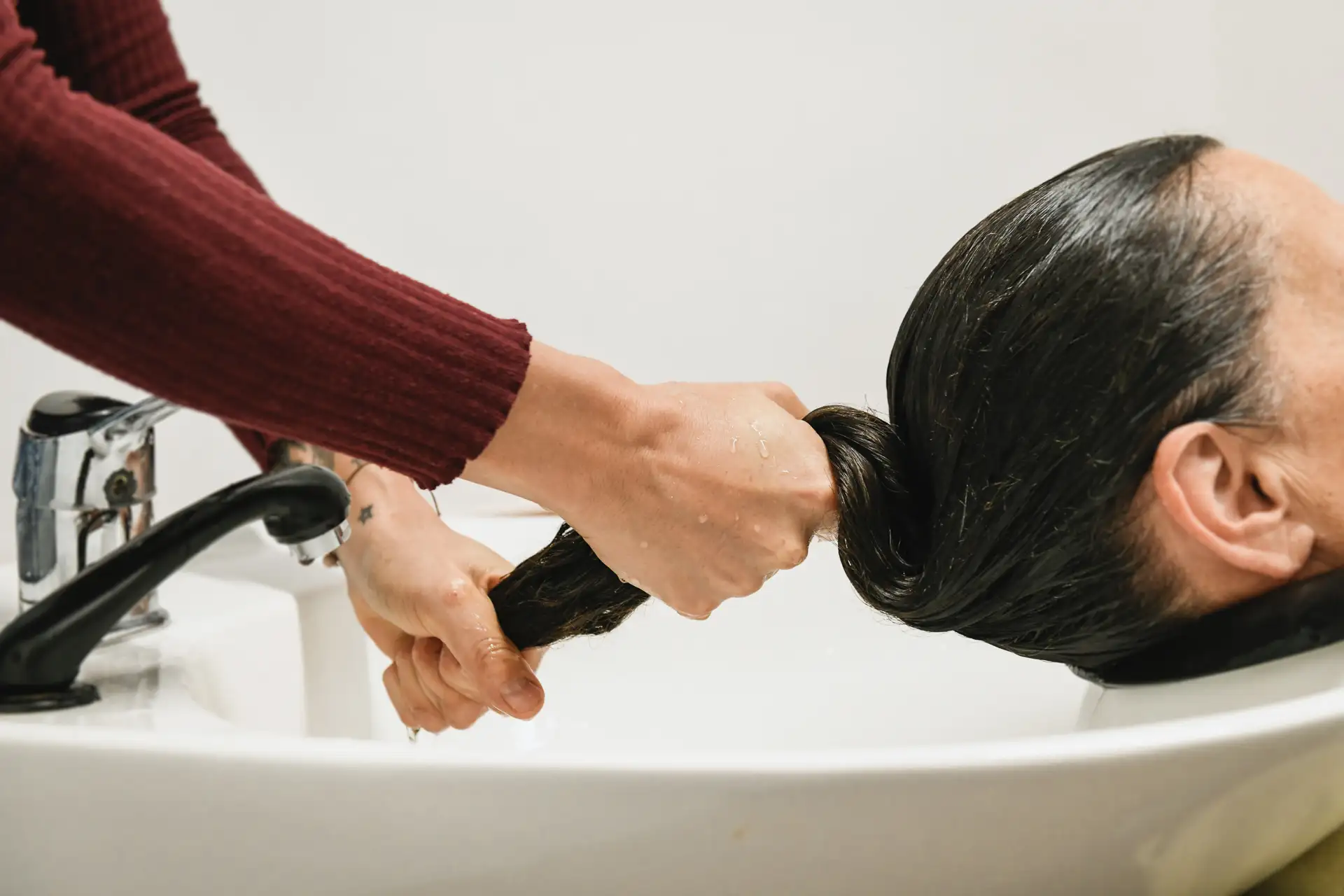 Haarewaschen beim Friseur